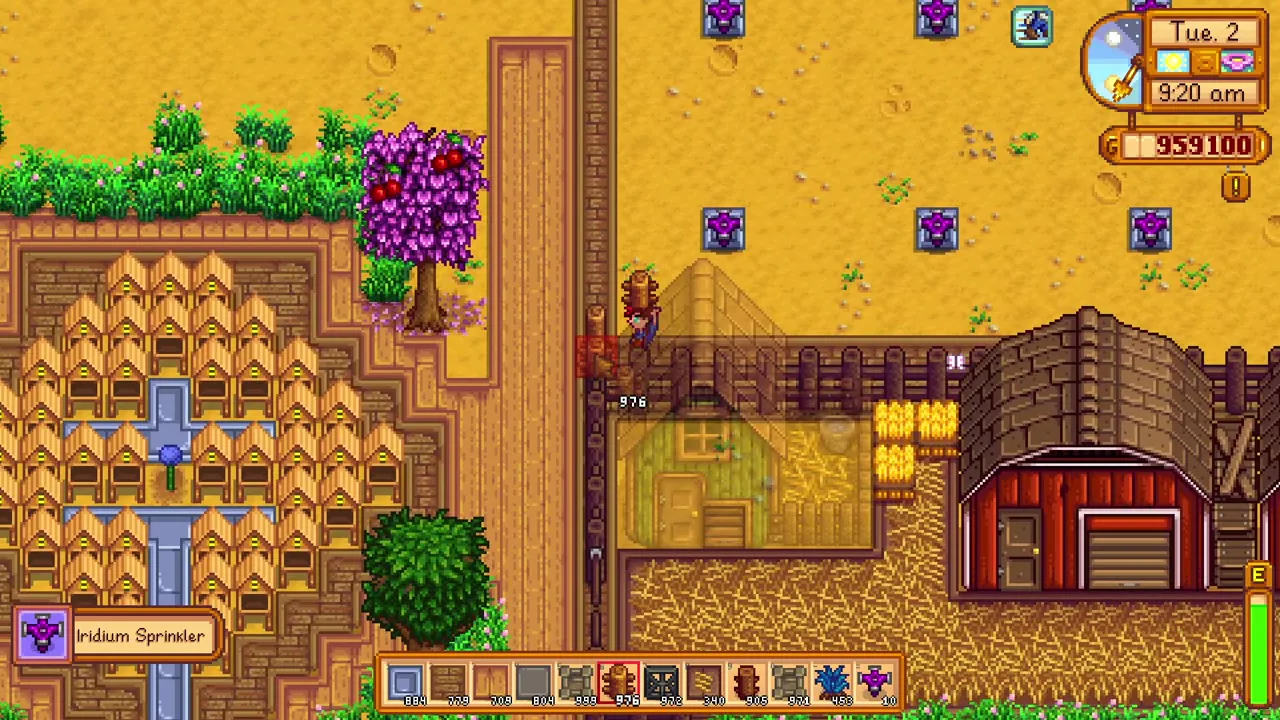 Stardew Valley: Farm buildings arranged beside crop areas